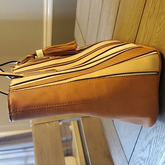 NEW Tote - Picture 4 of 13